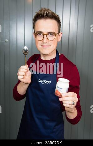 Embarged TO 0001 MARTEDÌ 28 GENNAIO, 2020EDITORIAL USA SOLO Tom Fletcher co-ospitare una salutare lezione di cucina accanto a Danone, insegnando alle famiglie come creare ricette per la colazione rapide e semplici, per lanciare la nuova gamma di yogurt Danone. Foto PA. Data Di Emissione: Martedì 28 Gennaio 2020. La ricerca di Danone suggerisce che oltre la metà dei millennial dicono che vogliono che i marchi alimentari offrano prodotti fatti con meno ingredienti, con i genitori in questa fascia di età che dicono che erano più probabili comprare i prodotti alimentari per i loro bambini che sono fatti da alcuni ingredienti riconoscibili. Il credito fotografico dovrebbe leggere: Jeff Spicer/P. Foto Stock