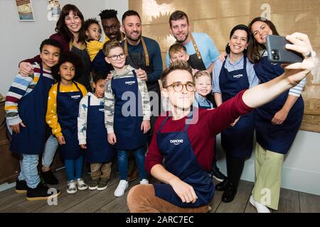 Embarged TO 0001 MARTEDÌ 28 GENNAIO, 2020EDITORIAL USA SOLO Tom e Giovanna Fletcher co-ospitare una salutare lezione di cucina accanto a Danone, insegnando alle famiglie come creare ricette per la colazione semplici e veloci, per lanciare la nuova gamma di yogurt Danone. Foto PA. Data Di Emissione: Martedì 28 Gennaio 2020. La ricerca di Danone suggerisce che oltre la metà dei millennial dicono che vogliono che i marchi alimentari offrano prodotti fatti con meno ingredienti, con i genitori in questa fascia di età che dicono che erano più probabili comprare i prodotti alimentari per i loro bambini che sono fatti da alcuni ingredienti riconoscibili. Il credito fotografico dovrebbe leggere: Foto Stock