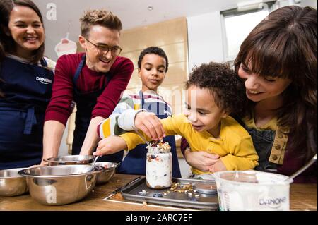 Embarged TO 0001 MARTEDÌ 28 GENNAIO, 2020EDITORIAL USA SOLO Tom e Giovanna Fletcher co-ospitare una salutare lezione di cucina accanto a Danone, insegnando alle famiglie come creare ricette per la colazione semplici e veloci, per lanciare la nuova gamma di yogurt Danone. Foto PA. Data Di Emissione: Martedì 28 Gennaio 2020. La ricerca di Danone suggerisce che oltre la metà dei millennial dicono che vogliono che i marchi alimentari offrano prodotti fatti con meno ingredienti, con i genitori in questa fascia di età che dicono che erano più probabili comprare i prodotti alimentari per i loro bambini che sono fatti da alcuni ingredienti riconoscibili. Il credito fotografico dovrebbe leggere: Foto Stock