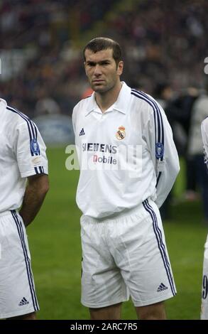 Milano Italia 26 novembre 2002, Stadio 'G.MEAZZA SAN SIRO', UEFA Champions League 2002/2003, AC Milan - CF Real Madrid: Zinedine Zidane prima della partita Foto Stock