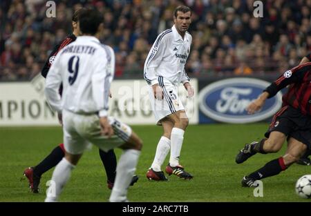 Milano Italia 26 novembre 2002, Stadio 'G.MEAZZA SAN SIRO', UEFA Champions League 2002/2003, AC Milan - CF Real Madrid: Zinedine Zidane durante la partita Foto Stock