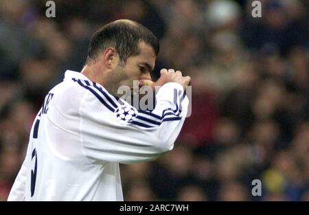 Milano Italia 26 novembre 2002, Stadio 'G.MEAZZA SAN SIRO', UEFA Champions League 2002/2003, AC Milan - CF Real Madrid: Zinedine Zidane in azione durante la partita Foto Stock