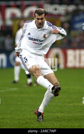 Milano Italia 26 novembre 2002, Stadio 'G.MEAZZA SAN SIRO', UEFA Champions League 2002/2003, AC Milan - CF Real Madrid: Zinedine Zidane in azione durante la partita Foto Stock