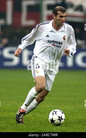 Milano Italia 26 novembre 2002, Stadio 'G.MEAZZA SAN SIRO', UEFA Champions League 2002/2003, AC Milan - CF Real Madrid: Zinedine Zidane in azione durante la partita Foto Stock