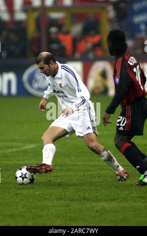 Milano Italia 26 novembre 2002, Stadio 'G.MEAZZA SAN SIRO', UEFA Champions League 2002/2003, AC Milan - CF Real Madrid: Zinedine Zidane in azione durante la partita Foto Stock