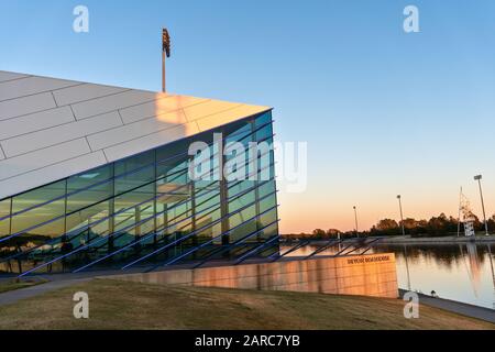 Luce del tramonto su Devon Boathouse nel distretto di Boathouse di Oklahoma City, Oklahoma, Stati Uniti Foto Stock