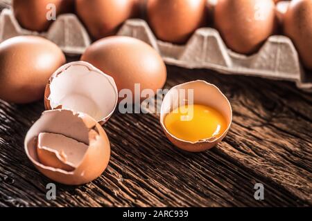 Uova fresche crude su rustico tavolo in legno - Top of View Foto Stock