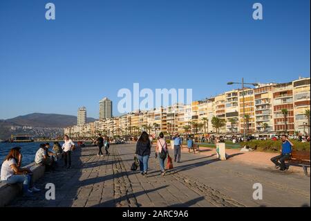 Il Kordon, il lungomare di Izmir, Turchia sul Mar Egeo Foto Stock