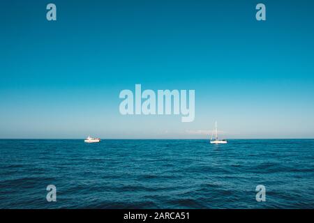 Ocean Horizon con barche a vela, due barche a vela in tour di avvistamento delle balene - Foto Stock