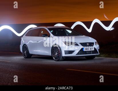 Verniciatura leggera intorno a una station wagon 2015 Leon Cupra ST Foto Stock