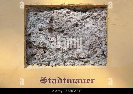 Kaufbeuren Bavaria / Germania - 03 22 2019: Kaufbeuren è una città tedesca, con molte attrazioni storiche qui Stadtmauer Foto Stock