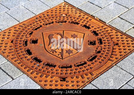 Kaufbeuren Bavaria / Germania - 03 22 2019: Kaufbeuren è una città tedesca, con molte attrazioni storiche qui Kanaldeckel Foto Stock