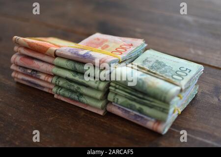 Pile di pesos argentini di 500 e 1000 pesos Foto Stock