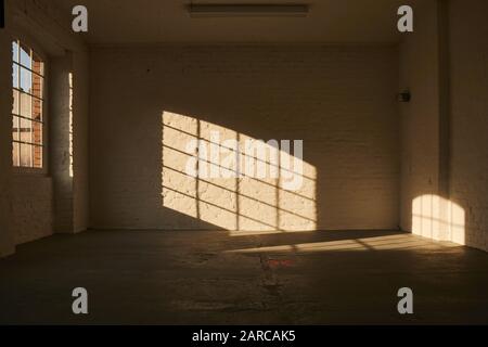 Foto interna di una stanza vuota con pareti bianche Foto Stock