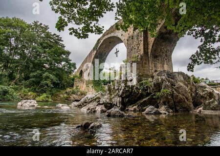 Antico ponte romano a Cangas de Onis, Spagna Foto Stock