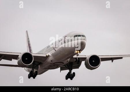 Atterraggi aerei del Qatar Boeing 777-300ER. Foto Stock