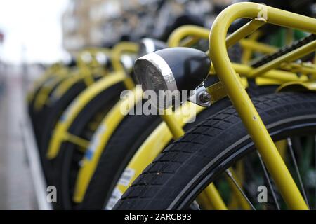 Messa a fuoco selettiva di una luce anteriore su un giallo bicicletta Foto Stock