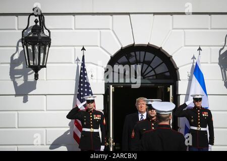 Washington, Stati Uniti. 27th Gen 2020. Il presidente Donald Trump attende di accogliere con favore il primo ministro israeliano Benjamin Netanyahu che si recherà alla Casa Bianca il 27 gennaio 2020 a Washington, DC. (Foto di Oliver Contreras/SIPA USA) Credit: Sipa USA/Alamy Live News Foto Stock