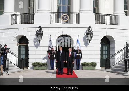 Washington, Stati Uniti. 27th Gen 2020. Il presidente Donald Trump accoglie con favore il primo ministro israeliano Benjamin Netanyahu che si recherà alla Casa Bianca il 27 gennaio 2020 a Washington, DC. (Foto di Oliver Contreras/SIPA USA) Credit: Sipa USA/Alamy Live News Foto Stock