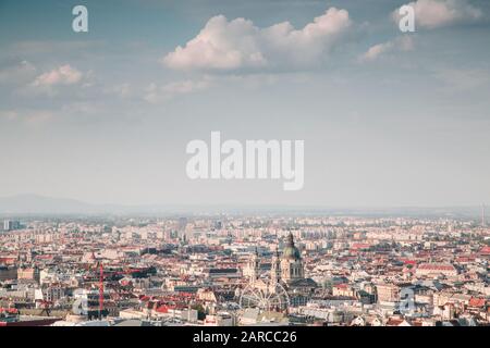 Splendida vista dall'alto su una città soleggiata giorno Foto Stock