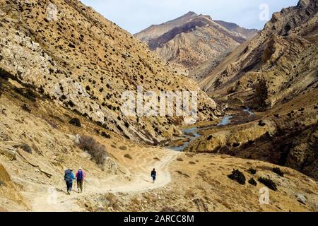 Trekking a piedi attraverso una gola del fiume sul Circuito Inferiore di Dampo Trek in Nepal Himalaya Foto Stock