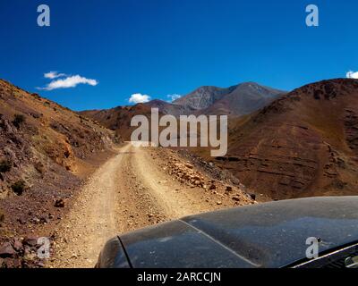 Valli profonde come visto dalla Ruta 40, la strada che collega Cachi a San Antonio de Los Cobres, Argentina Foto Stock