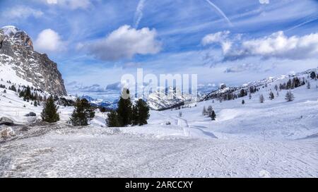 Dal Passo di Falzarego si può ammirare Punta Sorapis e il Monte Antelao Foto Stock