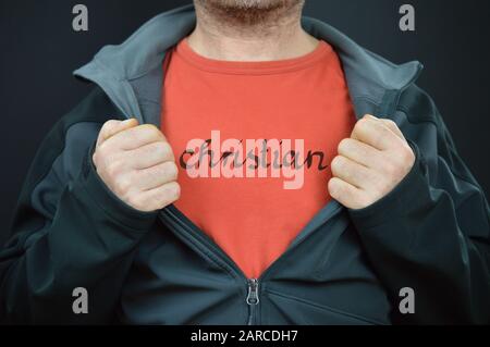 un uomo con la parola cristiana sulla sua t-shirt rossa Foto Stock