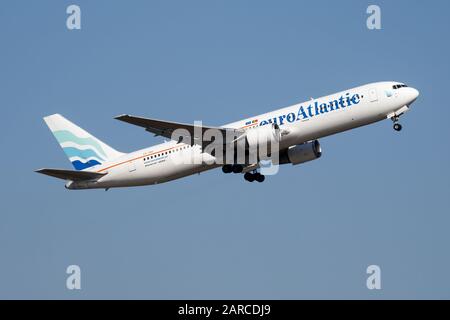 Budapest / Ungheria - 14 ottobre 2018: Partenza dall'aereo passeggeri della Eurolyatlantiche Airways Boeing 767-300 CS-TKR e partenza dall'aeroporto di Budapest Foto Stock