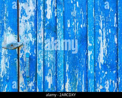 La vecchia struttura in legno è dipinta con vernice blu resistente agli agenti atmosferici e pelante. Foto Stock