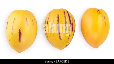 Pepino freschi frutti con foglie isolati su sfondo bianco. Vista superiore, laici piatta Foto Stock