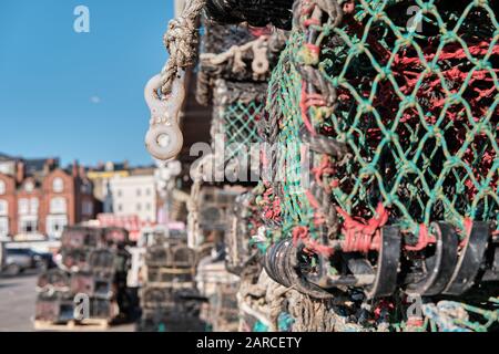 Reti, funi e gabbie accanto l'uno all'altro in un mercato Foto Stock