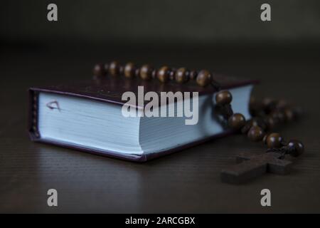 Fuoco selettivo della Bibbia con una collana a croce sopra il libro Foto Stock