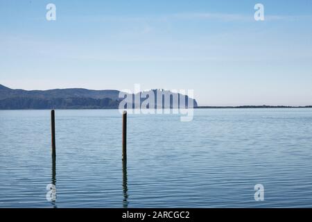 Scenario mattutino della famosa Baia di Nehalem nell'Oregon centrale Foto Stock