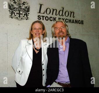 Jayne-Anne Ghadhia CEO di Virgin money e Sir Richard Branson al di fuori della Borsa di Londra dopo aver annunciato un accordo che coinvolgerà la Northern Rock Building Society nel 2007. Foto Stock