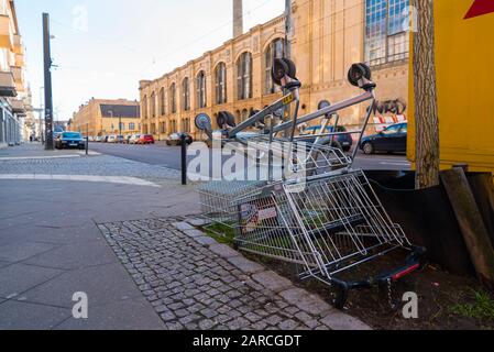 I carrelli di shopping hanno lasciato sulla strada, carrelli di shopping abbandonati Foto Stock