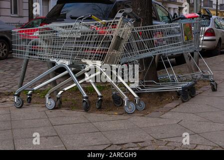 I carrelli di shopping hanno lasciato sulla strada, carrelli di shopping abbandonati Foto Stock