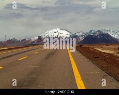 Cime di neve a Ruta 27 vicino San Pedro de Atacama sulla strada per il confine Argentina a Paso Jama, Cile Foto Stock