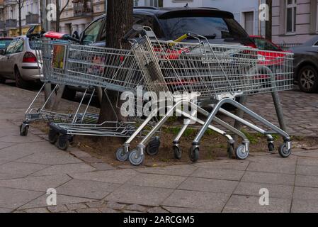 I carrelli di shopping hanno lasciato sulla strada, carrelli di shopping abbandonati Foto Stock