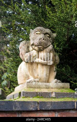 La statua di pietra di gargoyle del pilastro di gatpost sul residence a Stratford on Avon, Inghilterra, Regno Unito Foto Stock