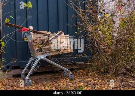 I carrelli di shopping hanno lasciato sulla strada, carrelli di shopping abbandonati Foto Stock