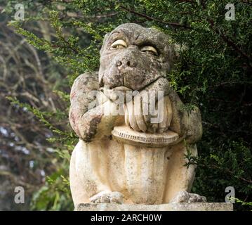 La statua di pietra di gargoyle del pilastro di gatpost sul residence a Stratford on Avon, Inghilterra, Regno Unito Foto Stock