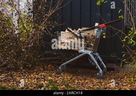 I carrelli di shopping hanno lasciato sulla strada, carrelli di shopping abbandonati Foto Stock