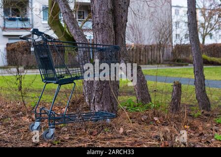 I carrelli di shopping hanno lasciato sulla strada, carrelli di shopping abbandonati Foto Stock
