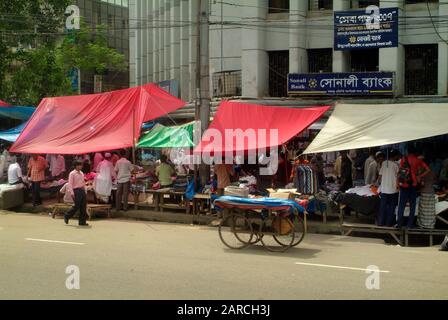 Dhaka, Bangladesh - 17 settembre 2007: Persone non identificate e venditori ambulanti sul mercato tradizionale Foto Stock