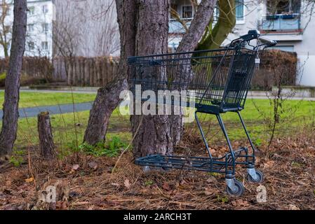 I carrelli di shopping hanno lasciato sulla strada, carrelli di shopping abbandonati Foto Stock