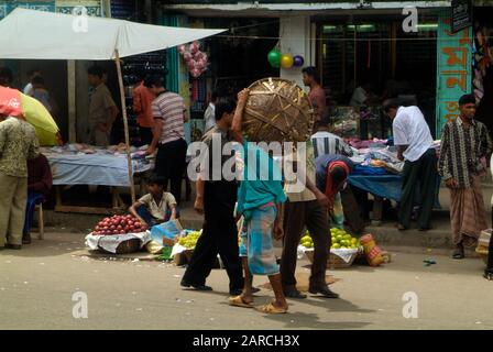 Dhaka, Bangladesh - 17 settembre 2007: Persone non identificate e venditori ambulanti sul mercato tradizionale Foto Stock