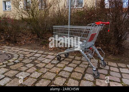 I carrelli di shopping hanno lasciato sulla strada, carrelli di shopping abbandonati Foto Stock