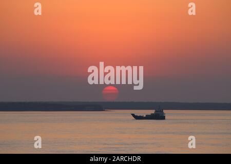 Tramonto Sul Porto Di Darwin, Territorio Del Nord, Australia. Foto Stock