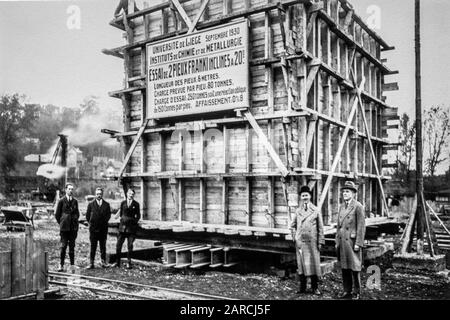 1930 Fotografia che mostra esperimento con pali Franki e prova carico presso l'università di Liegi in Belgio Foto Stock